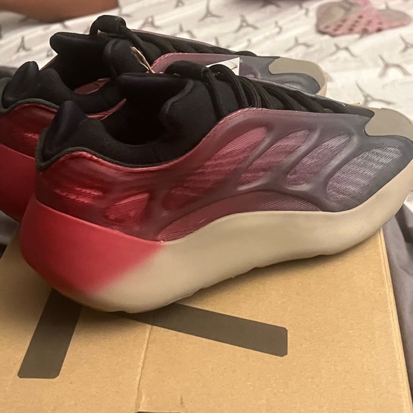Yeezy 700 - Picture 6 of 9